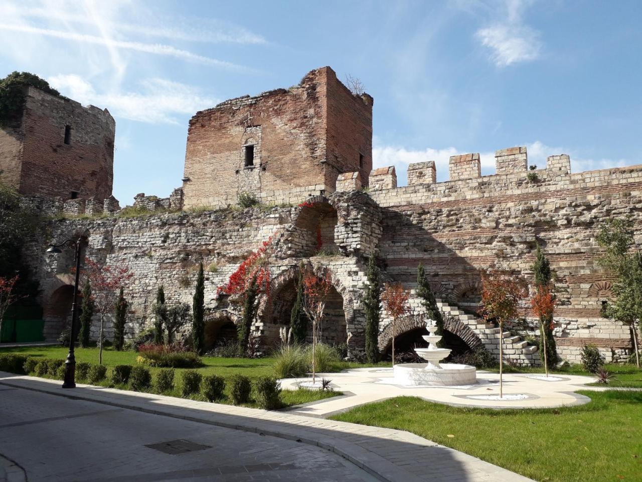 Millennium Istanbul Golden Horn Hotell Eksteriør bilde The Roman gate